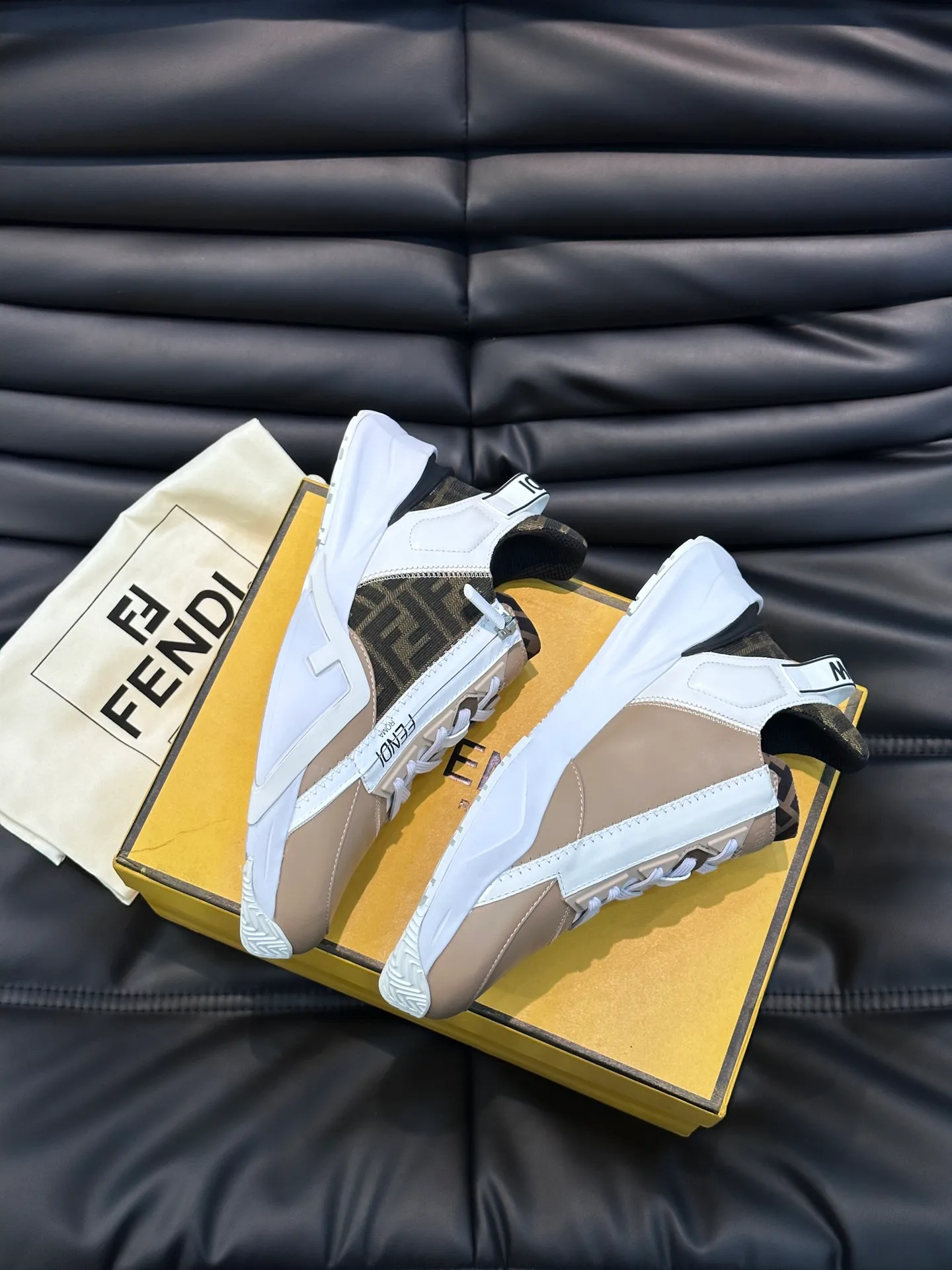 Men's shoes 💰p560 "Fend*" new men's casual sports shoes, equipped with elastic straps, side zippers, and corrugated soles engraved with F. Embossed Fendi Flow lettering on the heel. Made of technical fabric and a mix of blue and suede. Decorated with Lycra® details. FF graphic tongue. Ultra-light and wear-resistant EVA sole. Size: 38-44